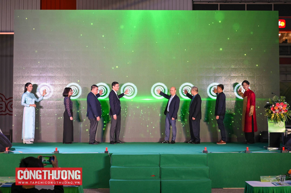 Các đại biểu thực hiện nghi thức Nhấn nút phát động Ngày hội tri ân người tiêu dùng