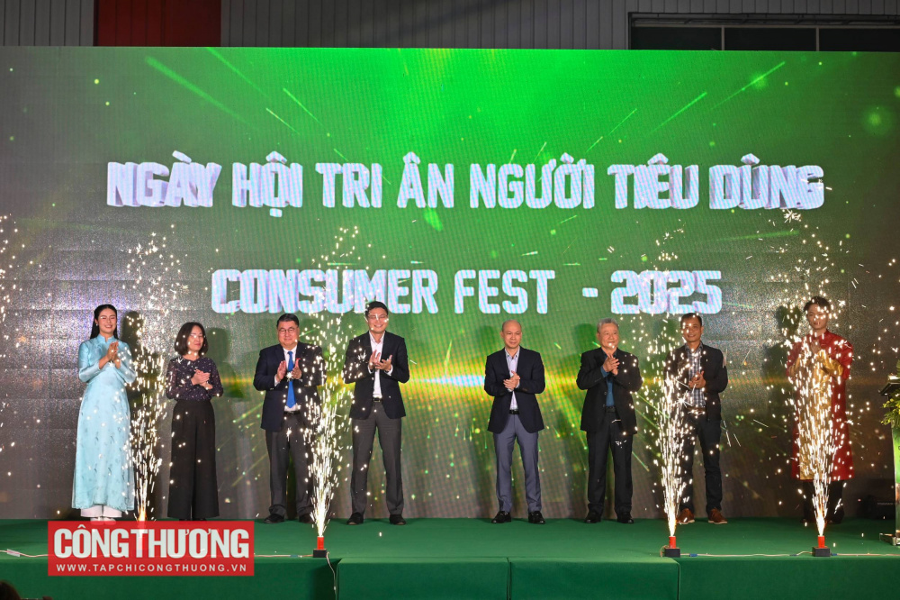 Các đại biểu thực hiện nghi thức Nhấn nút phát động Ngày hội tri ân người tiêu dùng