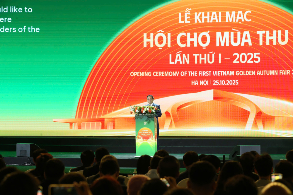 Tuyên bố khai mạc Hội chợ Mùa Thu 2025 và chúc Hội chợ thành công rực rỡ, Thủ tướng bày tỏ vui mừng tham dự sự kiện tại Thủ đô Hà Nội ngàn năm văn hiến, trong không khí toàn Đảng, toàn dân, toàn quân ta đang ra sức thi đua "tăng tốc, bứt phá" thực hiện thắng lợi các mục tiêu, nhiệm vụ - Ảnh: VGP/Nhật Bắc