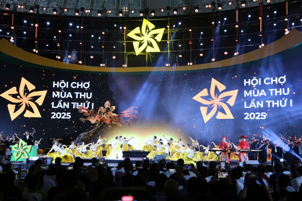 Theo Thủ tướng, Hội chợ là một biểu tượng kết tinh của tinh thần đoàn kết, sáng tạo, quyết tâm cao, nỗ lực lớn, hành động quyết liệt, "chỉ bàn làm, không bàn lùi" của Chính phủ, các bộ, ngành, địa phương và cộng đồng doanh nghiệp, doanh nhân và nhân dân Việt Nam - Ảnh: VGP/Nhật Bắc