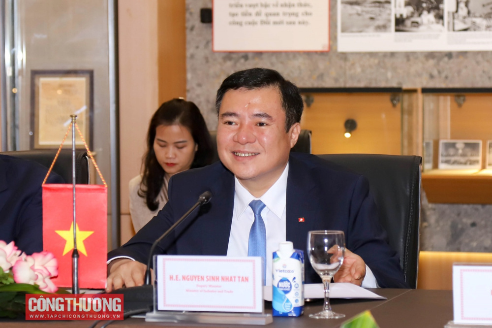 Thứ trưởng Nguyễn Sinh Nhật Tân