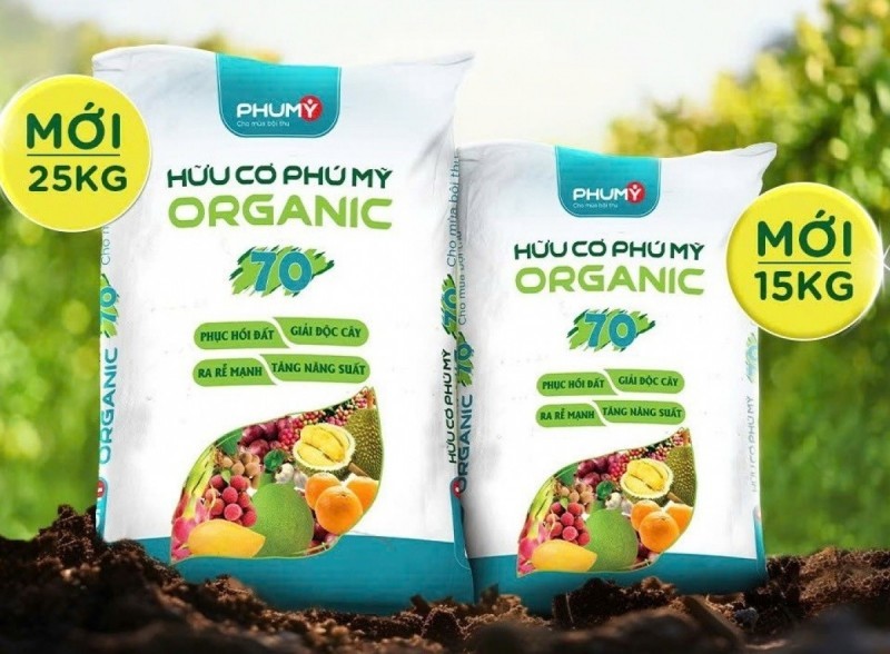 Theo PVFCCo, Hữu cơ Phú Mỹ Organic 70 là dòng phân bón hữu cơ thế hệ mới, được nghiên cứu nhằm hỗ trợ phục hồi, cải tạo đất bạc màu và nâng cao năng suất cây trồng. Sản phẩm có hàm lượng hữu cơ 70%, kết hợp canxi, acid humic và một số khoáng chất giúp cải thiện độ tơi xốp của đất, cân bằng pH và tạo điều kiện cho cây trồng hấp thu dinh dưỡng hiệu quả hơn. Việc bổ sung dòng sản phẩm hữu cơ, theo PVFCCO, giúp hoàn thiện danh mục sản phẩm dinh dưỡng “Bộ 3 Phú Mỹ”, bao gồm phân bón vô cơ (Đạm Phú Mỹ, NPK Phú Mỹ, Kali Phú Mỹ), hữu cơ (Organic 60 - 80) và sinh học (Sumagrow Inside). Bộ sản phẩm này hướng đến cung cấp giải pháp dinh dưỡng tổng hợp, góp phần cải thiện độ phì nhiêu của đất và tăng hiệu quả canh tác. Sản phẩm Hữu cơ Phú Mỹ Organic được sản xuất từ phân gà lên men theo công nghệ Nhật Bản, có hàm lượng hữu cơ từ 60–80% cùng tỷ lệ dinh dưỡng N-P-K ở mức 3-2-2; phù hợp sử dụng trong bón lót đầu vụ hoặc cải tạo đất sau thu hoạch, đặc biệt tại các vùng đất canh tác lâu năm hoặc có dấu hiệu thoái hóa. Việc mở rộng danh mục sản phẩm hữu cơ được PVFCCo định hướng như một phần trong chiến lược phát triển nông nghiệp bền vững, gắn với xu hướng giảm phát thải và nâng cao hiệu quả sử dụng phân bón tại Việt Nam.
