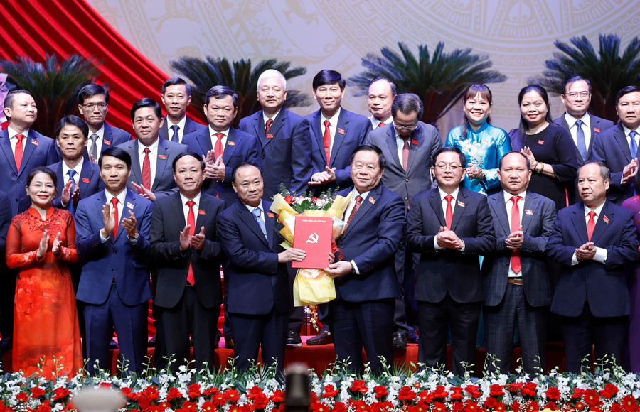 Nguyễn Trọng Nghĩa - Ủy viên Bộ Chính trị, Trưởng Ban Tuyên giáo và Dân vận Trung ương (thứ 4, bên phải sang) trao quyết định và tặng hoa chúc mừng tân Bí thư Tỉnh ủy Gia Lai Thái Đại Ngọc