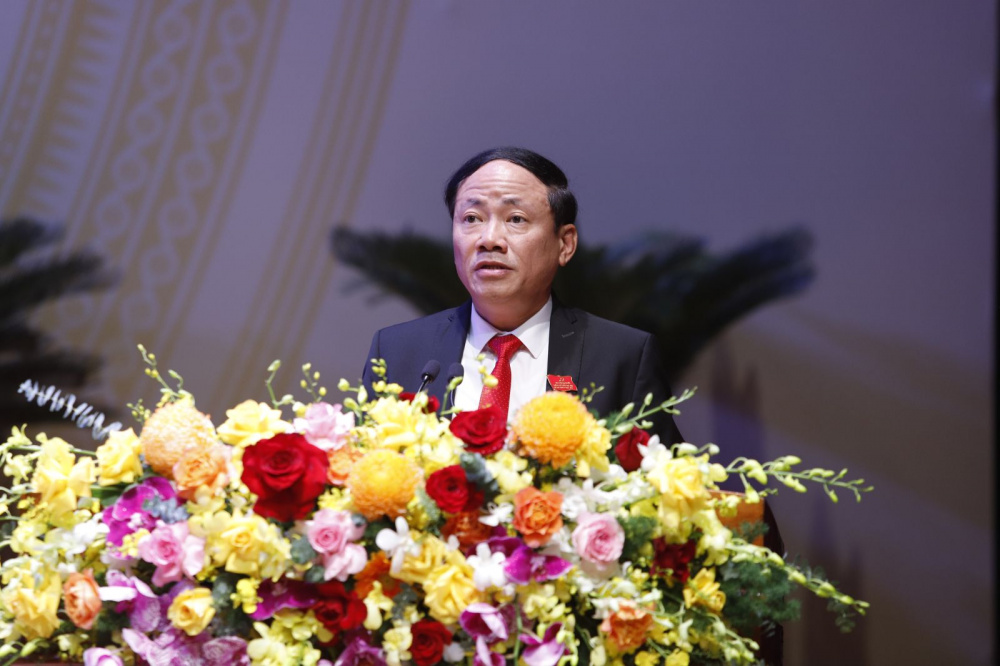 Phó Bí thư Tỉnh ủy, Chủ tịch UBND tỉnh Phạm Anh Tuấn trình bày báo cáo chính trị