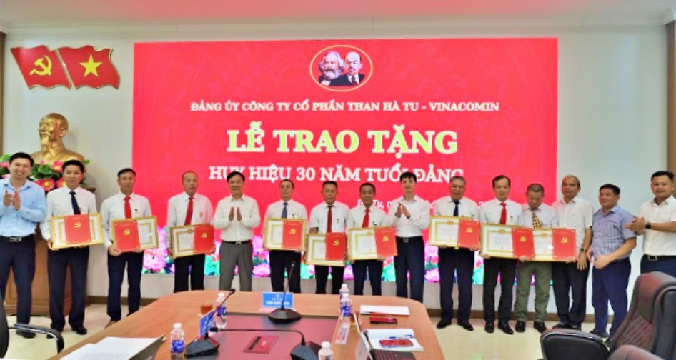 Than Hà Tu trao huy hiệu 40 năm, 30 năm tuổi Đảng