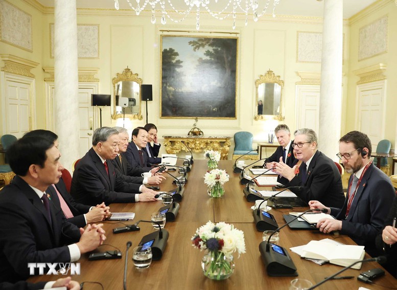 Description: Thủ tướng Liên hiệp Vương quốc Anh và Bắc Ireland chủ trì Lễ đón chính thức và hội đàm với Tổng Bí thư Tô Lâm- Ảnh 3.