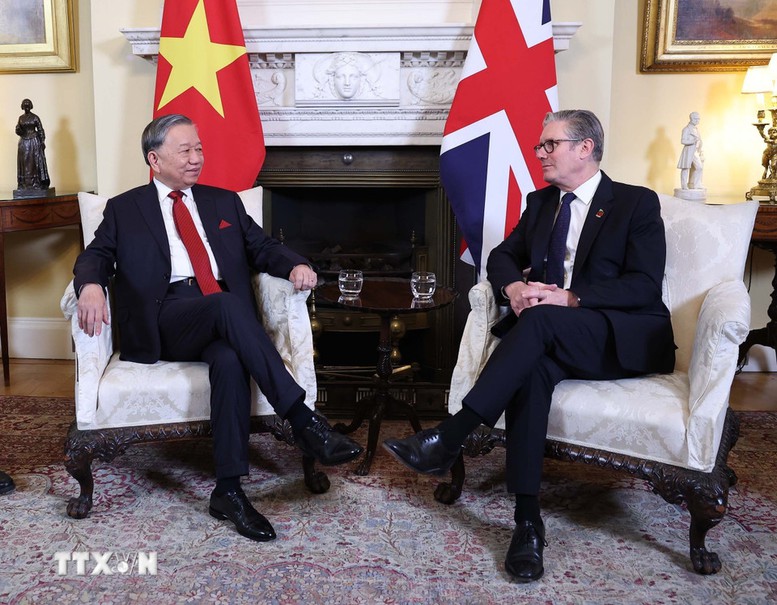 Description: Thủ tướng Liên hiệp Vương quốc Anh và Bắc Ireland chủ trì Lễ đón chính thức và hội đàm với Tổng Bí thư Tô Lâm- Ảnh 2.