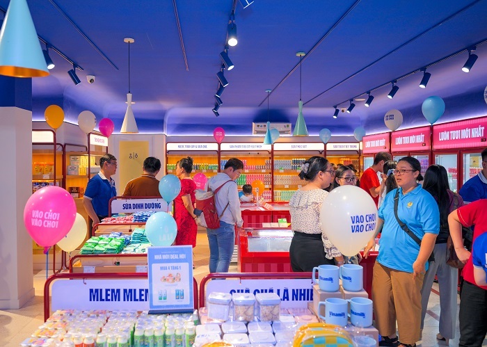 Các cửa hàng Vinamilk đã được thay đổi đồng bộ theo nhận diện thương hiệu mới. Ảnh: Vi Nam