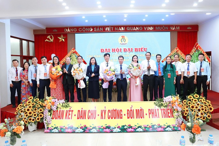 Đại biểu bỏ phiếu bầu Ban Chấp hành công đoàn tại Đại hội