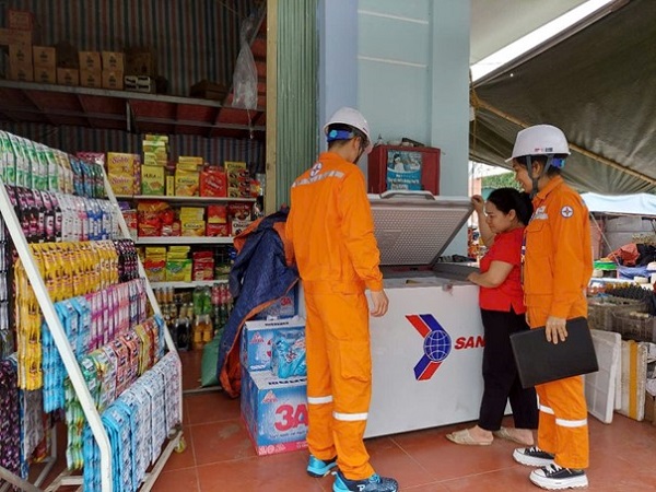 Đội quản lý Điện lực khu vực Phong Thổ (PC Lai Châu) tuyên truyền, hướng dẫn khách hàng sử dụng điện an toàn, tiết kiệm