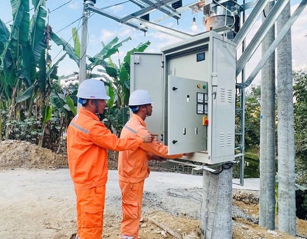 Đội quản lý Điện lực khu vực Tân Uyên (PC Lai Châu) kiểm tra vận hành TBA khách hàng