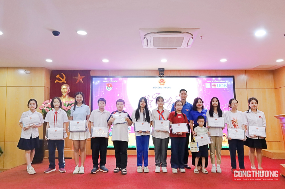 Đoàn Thanh niên Bộ Công Thương mang "Vui Tết Trung thu" đến với thiếu nhi