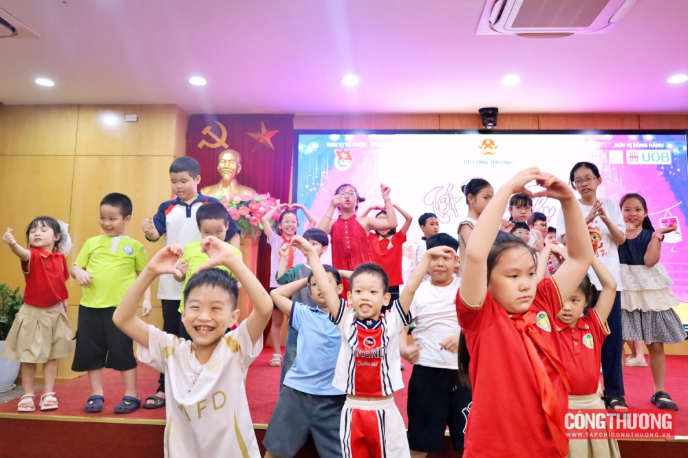Đoàn Thanh niên Bộ Công Thương mang "Vui Tết Trung thu" đến với thiếu nhi