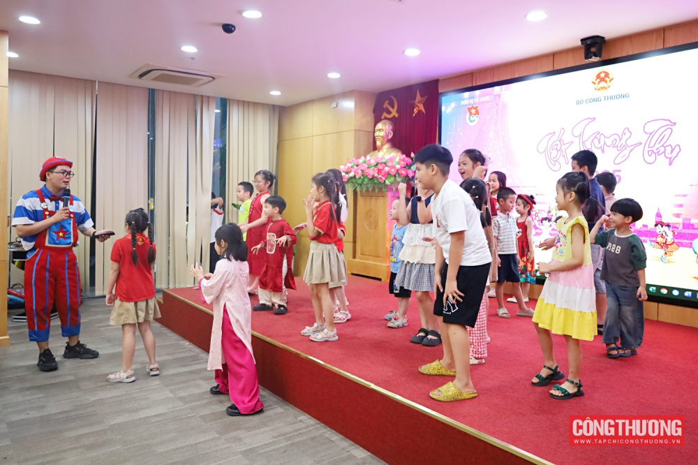Đoàn Thanh niên Bộ Công Thương mang "Vui Tết Trung thu" đến với thiếu nhi