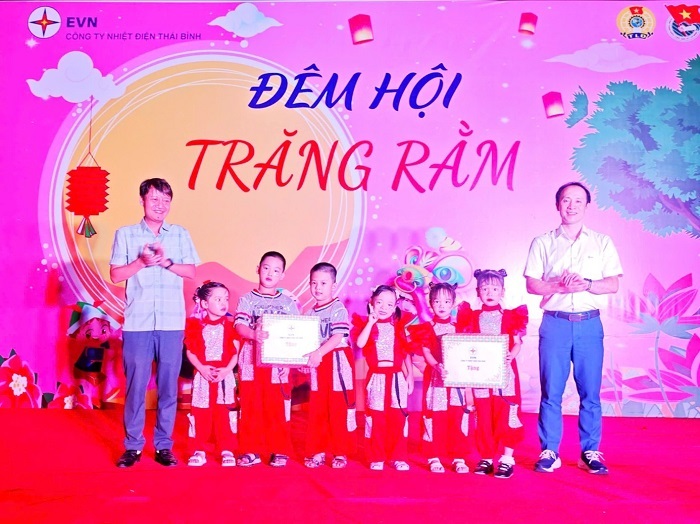 Không chỉ thắp điện - Nhiệt điện Thái Bình còn thắp sáng nụ cười trẻ thơ
