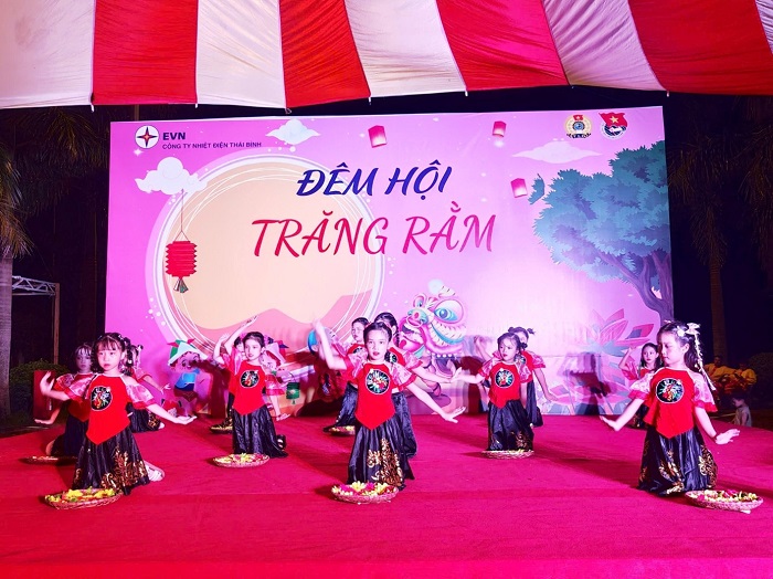 Các cháu con CBCNV Công ty tham gia biểu diễn tiết mục văn nghệ