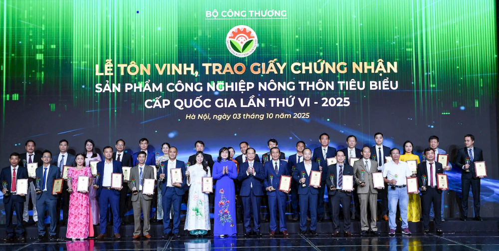Chị Phạm Thị Duy Mỹ - Giám đốc HTX Nông nghiệp xanh Duy Oanh tại xã Duy Xuyên, TP. Đà Nẵng đạt sản pẩm công nghiệp nông thôn tiêu biểu cấp quốc gia năm 2025 (áo trắng, thứ 7 từ trái sang)