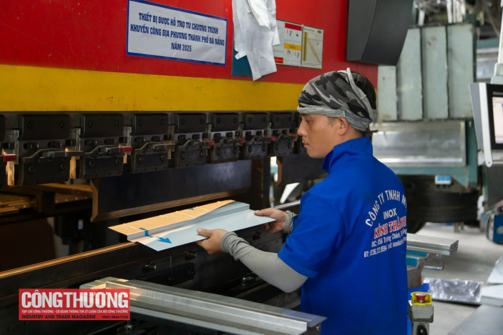 Việc đầu tư máy móc, thiết bị giúp Công ty TNHH MTV Inox Kính Thành rút ngắn thời gian hoàn thành công đoạn gia công nhanh hơn gấp 3 lần.