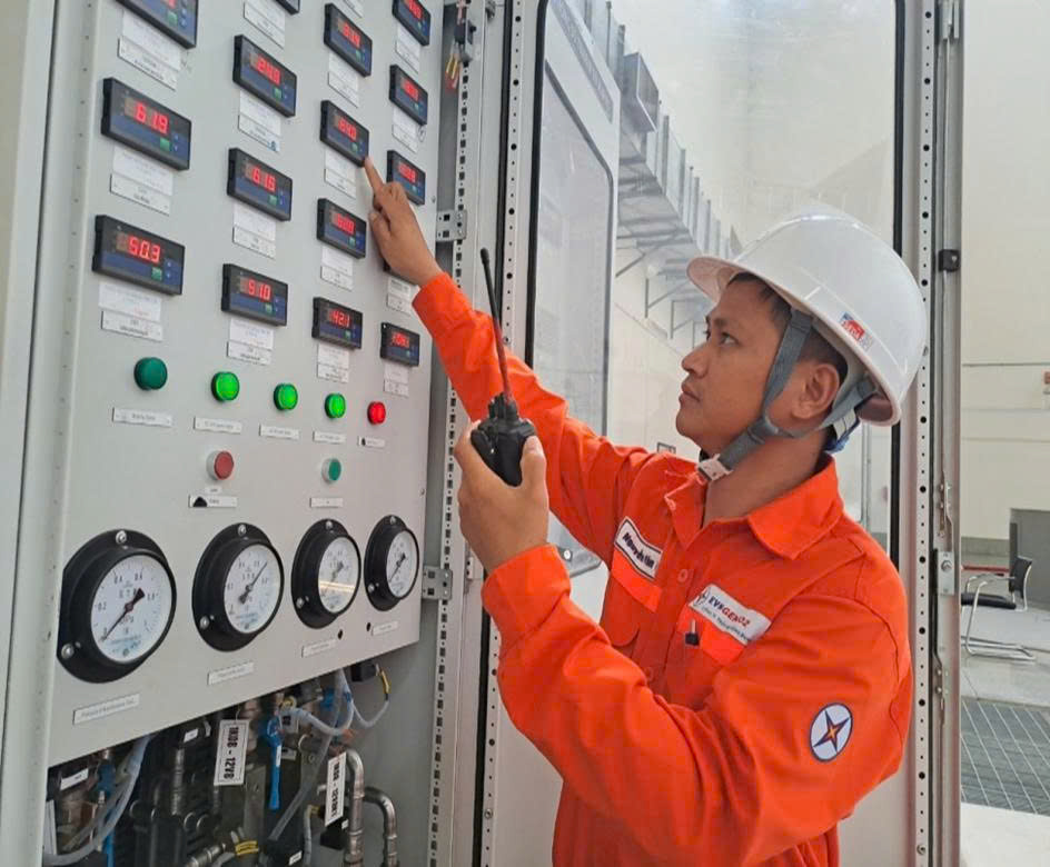 Nhân viên Vận hành Nhà máy Thủy điện Sông Bung 4 tăng cường kiểm tra thực tế thiết bị