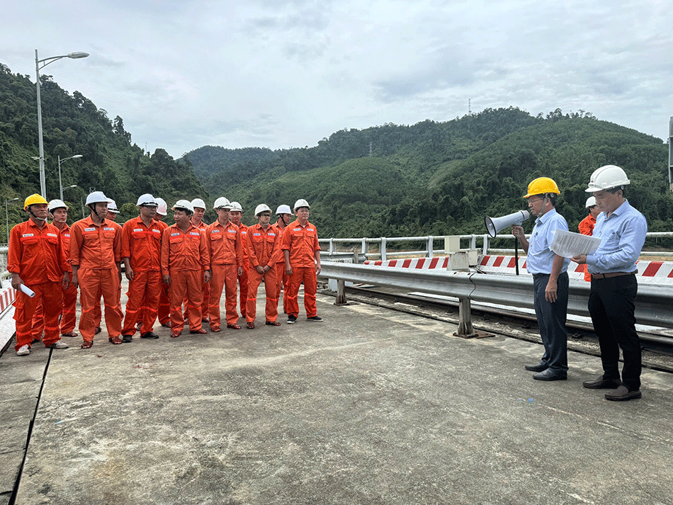 Tổng kiểm tra và diễn tập PCTT&TKCN theo phương châm “4 tại chỗ” tại Đập dâng Thủy điện Sông Bung 4 năm 2025