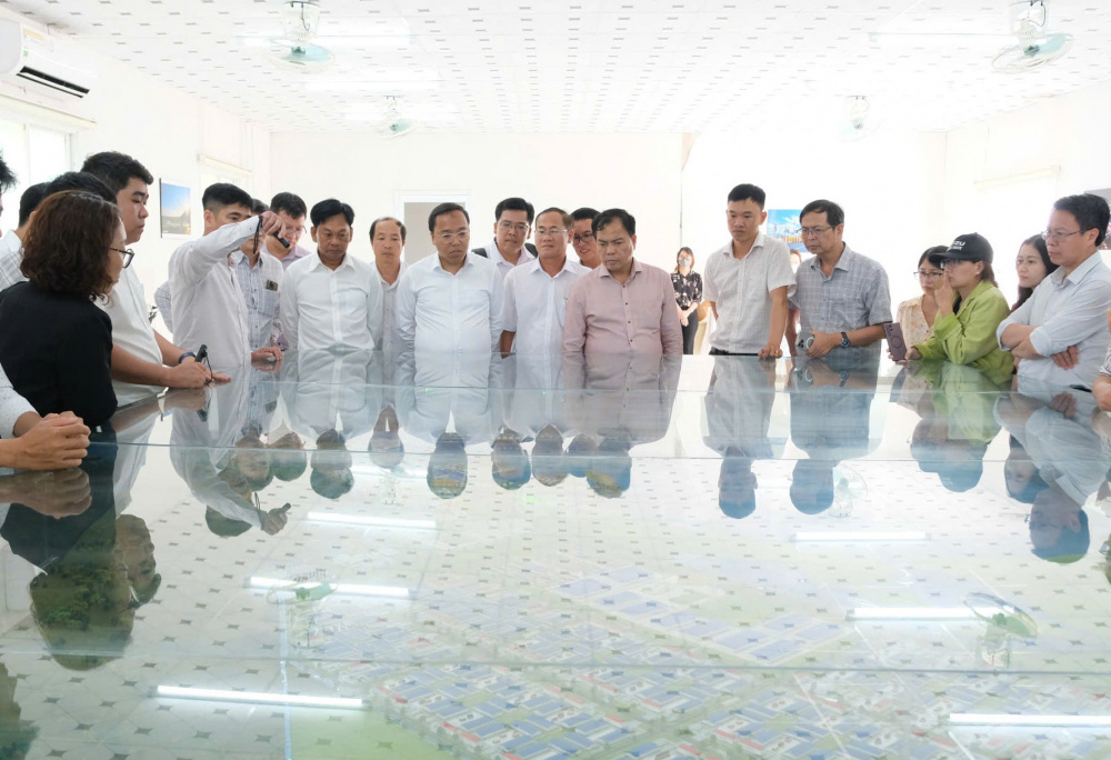 Thứ trưởng Nguyễn Hoàng Long nghe báo cáo vị trí dự kiến thực hiện dự án Nhà máy nhiệt điện khí LNG Cà Ná, tỉnh Khánh Hòa