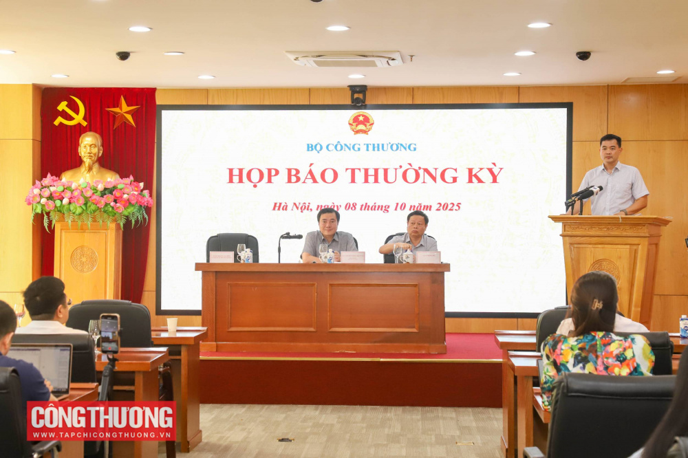Thứ trưởng Bộ Công Thương Nguyễn Sinh Nhật Tân chủ trì họp báo