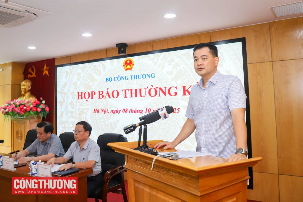 Vụ trưởng Vụ Kế hoạch, Tài chính và Quản lý doanh nghiệp Bùi Huy Sơn báo cáo bối cảnh kinh tế - xã hội và một số kết quả nổi bật của ngành Công Thương trong 9 tháng đầu năm 2025; nhiệm vụ, giải pháp trong các tháng tiếp theo