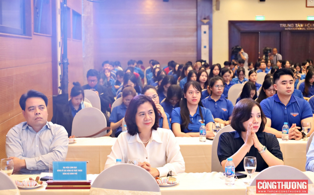 Lễ tuyên dương đảng viên trẻ tiêu biểu trong học tập và làm theo tư tưởng, đạo đức, phong cách Hồ Chí Minh năm 2025