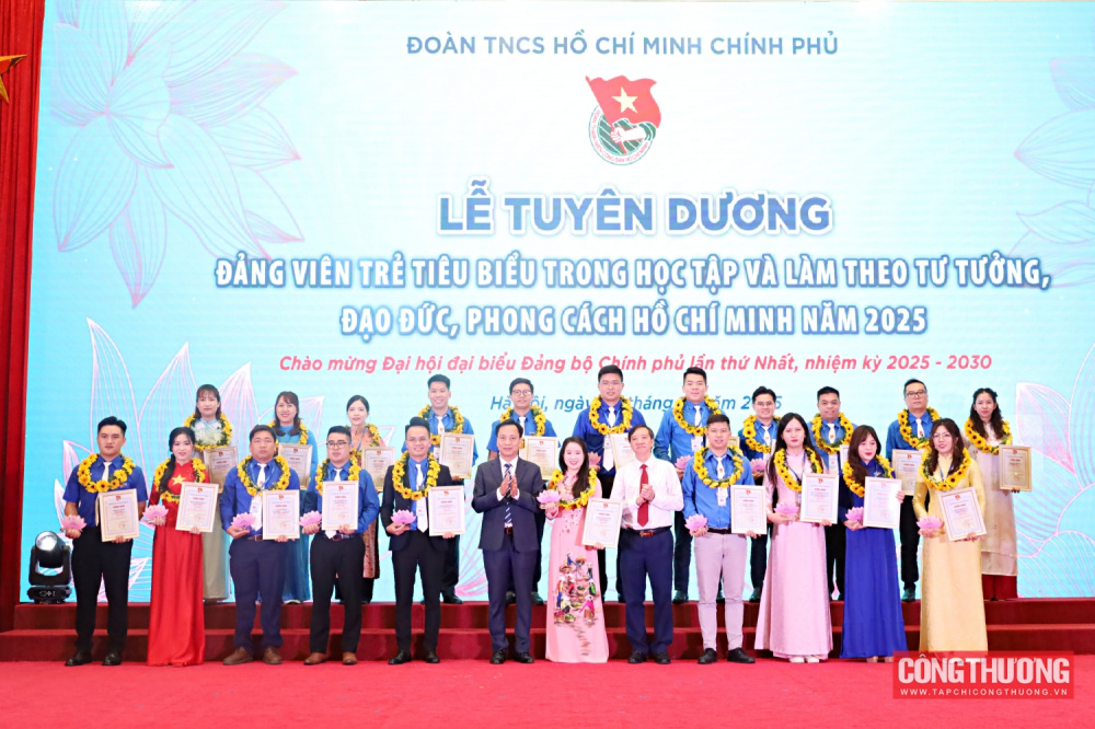 Lễ tuyên dương đảng viên trẻ tiêu biểu trong học tập và làm theo tư tưởng, đạo đức, phong cách Hồ Chí Minh năm 2025