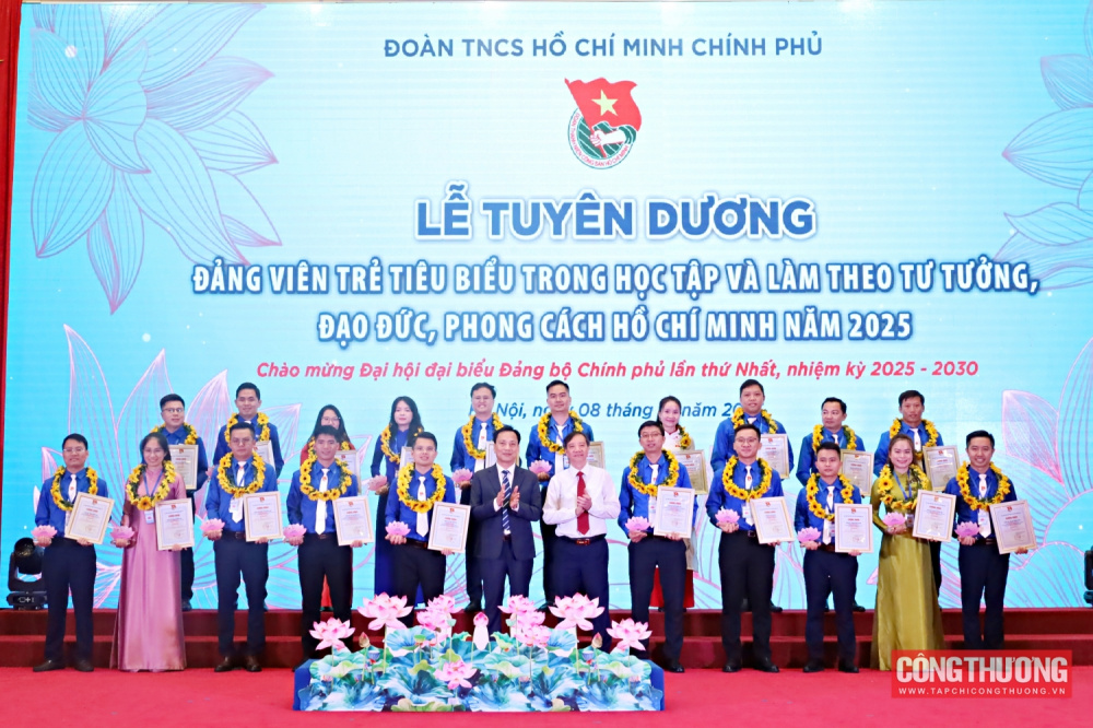 Lễ tuyên dương đảng viên trẻ tiêu biểu trong học tập và làm theo tư tưởng, đạo đức, phong cách Hồ Chí Minh năm 2025