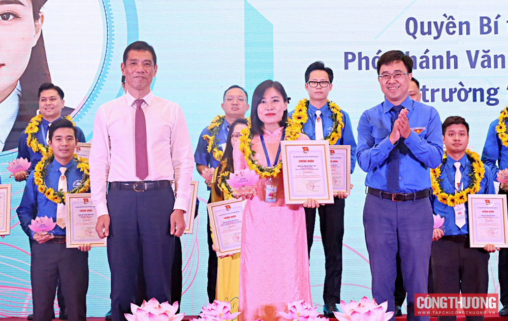 Lễ tuyên dương đảng viên trẻ tiêu biểu trong học tập và làm theo tư tưởng, đạo đức, phong cách Hồ Chí Minh năm 2025