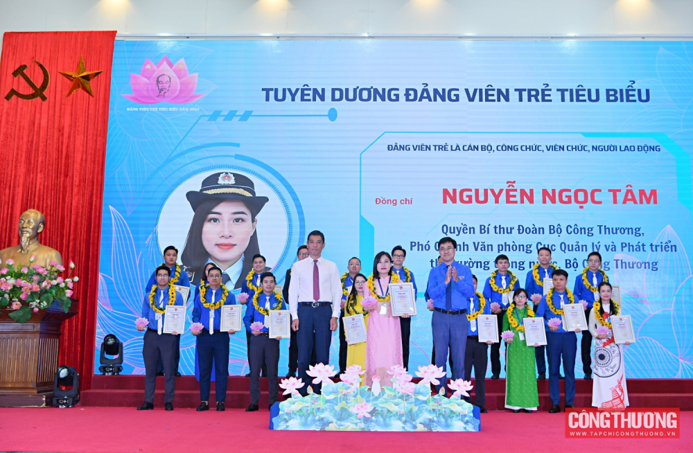 Lễ tuyên dương đảng viên trẻ tiêu biểu trong học tập và làm theo tư tưởng, đạo đức, phong cách Hồ Chí Minh năm 2025