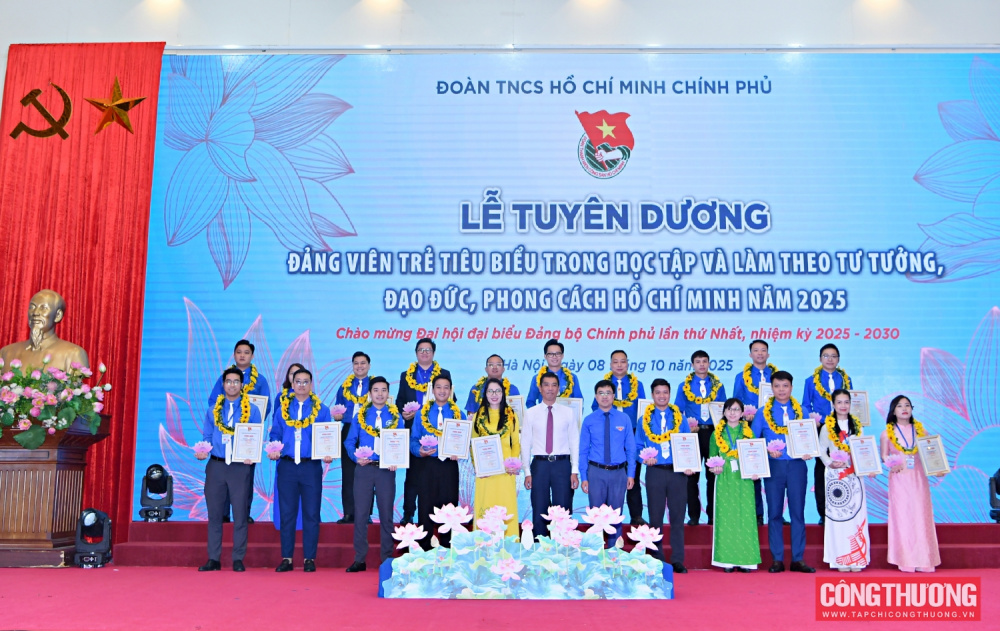 Lễ tuyên dương đảng viên trẻ tiêu biểu trong học tập và làm theo tư tưởng, đạo đức, phong cách Hồ Chí Minh năm 2025