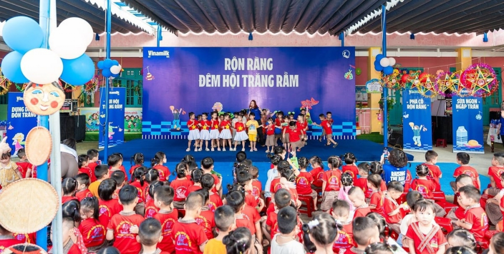 Tại Đà Nẵng, có một mùa trung thu thật đặc biệt đã đến với các em nhỏ trường Mẫu giáo Tiên Lãnh, xã Lãnh Ngọc. Vinamilk và Quỹ sữa Vươn cao Việt Nam mang theo hàng ngàn sản phẩm dinh dưỡng