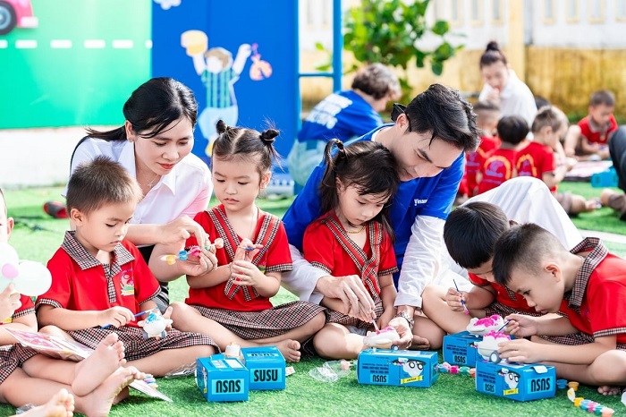 Sân trường rộn rã tiếng cười với những trò chơi sôi động, những bàn tay bé xíu khéo léo tô màu, vẽ tranh. Ảnh: Viên An.