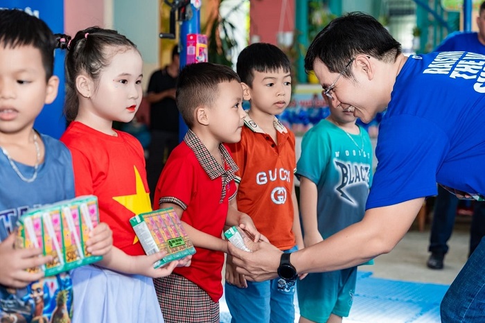 Chị Hằng, chú Cuội, đèn lồng lung linh, múa lân trong tiếng trống rộn rã, chiếc bánh trung thu ngọt ngào, hộp sữa mát lành … Nhưng món quà quý giá tạo nên ký ức tuổi thơ khó quên, khích lệ và nuôi dưỡng những giấc mơ đẹp cho các em thiếu nhi. Ảnh: Viên An.