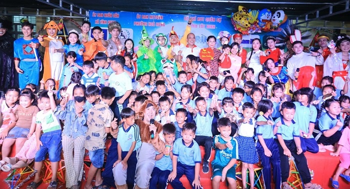Hàng chục nghìn sản phẩm dinh dưỡng Vinamilk đã được gửi tặng cho thiếu nhi vùng biên giới tại xã Vĩnh Hưng, tỉnh Tây Ninh trong chương trình “Trung thu biên cương”. Ảnh: Viên An.
