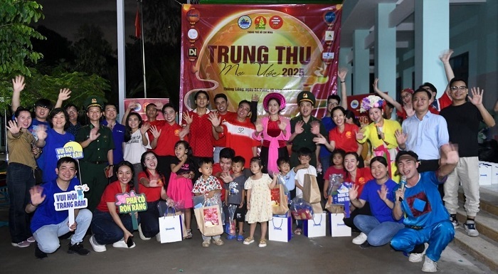 Hành trình yêu thương tiếp tục lan tỏa khi Vinamilk cùng các nghệ sĩ, tình nguyện viên mang hàng chục ngàn sản phẩm dinh dưỡng đến với thiếu nhi đảo Thiềng Liềng (thành phố Hồ Chí Minh) trong chương trình “Trung thu mơ ước. Ảnh: Viên An.