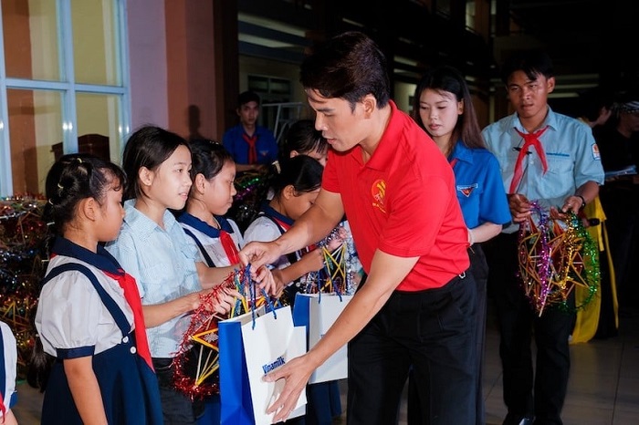 Tại chương trình “Ánh trăng hòa bình” ở xã Kim Long, thành phố Hồ Chí Minh, những món quà dinh dưỡng của Vinamilk được trao đến các em nhỏ với rất nhiều yêu thương. Ảnh: Viên An.