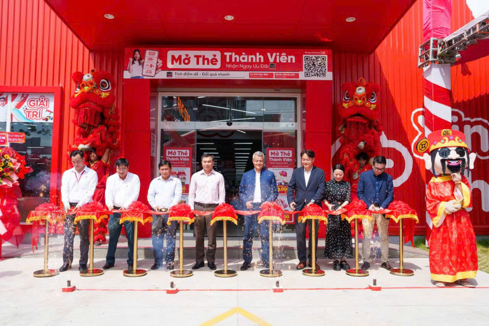 Các đại biểu cắt băng khai trương siêu thị mini go! Gò Công Tây (Đồng Tháp)