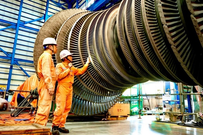 Đội ngũ kỹ thuật EPS thực hiện công tác bảo dưỡng rotor tuabin