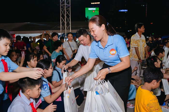 Đại diện EVNGENCO3 và UBMTTQVN Phường An Khánh trao quà cho các em thiếu nhi trong chương trình “Đêm hội trăng rằm”