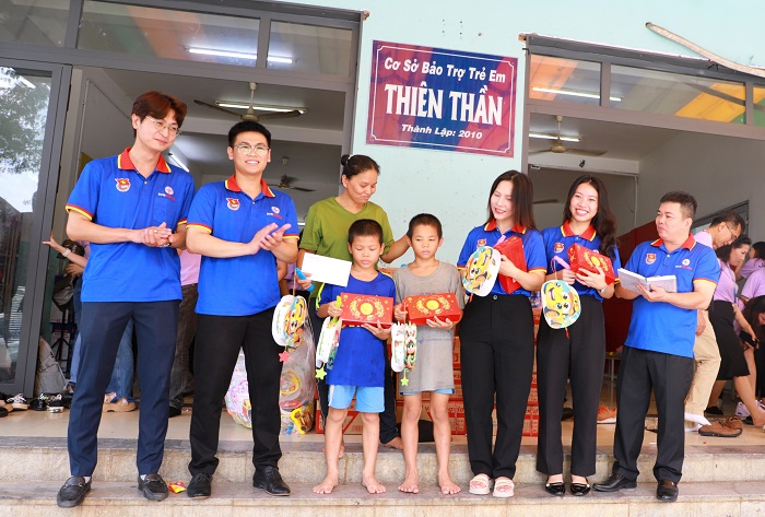 Trao quà Trung thu tại Mái ấm Thiên Thần
