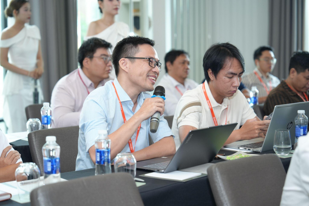 A group of people sitting at a table

AI-generated content may be incorrect.