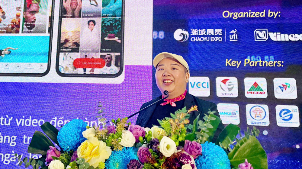 Bà Bùi Hoàng Lê, Giám đốc Talent House ACCESSTRADE Việt Nam, đại diện nhóm KOC Việt Nam chia sẻ tại sự kiện