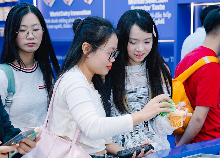Các bạn trẻ thích thú trải nghiệm những vị kem Vinamilk mát lành.