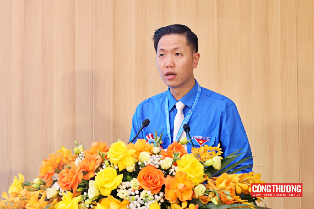 đồng chí Hoàng Trần Phương, Phó Bí thư, Chủ nhiệm UBKT Đoàn Thanh niên Bộ Công Thương khóa IV, nhiệm kỳ 2022 – 2027 lên trình bày Báo cáo chính trị của Ban Chấp hành Đoàn Thanh niên Bộ Công Thương khóa IV, nhiệm kỳ 2022 - 2027 (giai đoạn 2022 - 2025)