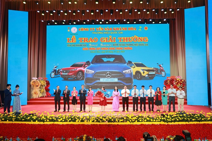 Trao thưởng cho khách hàng trúng giải xe Mercedes C300 AMG