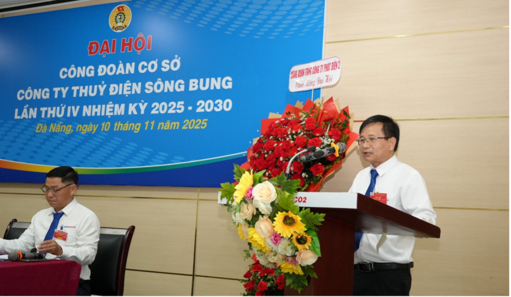 Ông Vương Thành Chung – Phó Giám đốc, Chủ tịch Công đoàn Công ty trình bày báo cáo kiểm điểm của Ban Chấp hành Công đoàn nhiệm kỳ 2022–2027