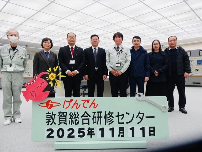 Ông Wasa giới thiệu về Trung tâm Đào tạo thuộc Công ty Điện lực Nguyên tử Nhật Bản.